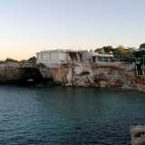 Ci troviamo in corrispondenza della baia di �Porto Giardino�, la cala pi� grande di Capitolo, dominata da un ristorante recentemente crollato a causa dell�erosione della scogliera sulla quale era stato costruito